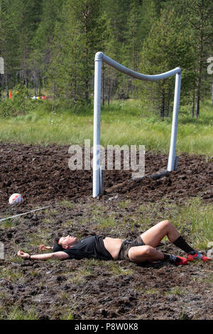 Hyrynsalmi, Finlandia, 13 luglio 2018. La palude Coppa del Mondo di Calcio 2018 in Ukkohalla Hyrnsalmi. Circa 2000 concorrenti partecipano ogni anno in tutto il mondo più antichi della palude torneo di calcio. Nella foto: è tutto troppo per alcune persone. Azione e scene di folla dalla formazione di vesciche hot primo giorno. Le temperature aumentato di quasi 30 gradi centigradi e che è stata molto dura per le squadre e i propri tifosi. Immagine: Rob Watkins/Alamy News Foto Stock