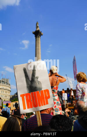 Una targhetta con due dita durante una manifestazione di protesta contro la Donald Trump's visita al Regno Unito in Trafalgar Square a Londra centrale. Foto Data: Venerdì, 13 luglio 2018. Foto: Roger Garfield/Alamy Foto Stock