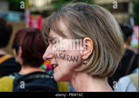 Sheffield, Regno Unito, 13 luglio 2018. La gente di Sheffield e unisciti alla 'Sheffield insieme contro Trump dimostrazione e Marzo" per protestare contro la visita del Presidente americano Donald Trump AL REGNO UNITO © Jeremy Abrahams / Alamy Live News Foto Stock