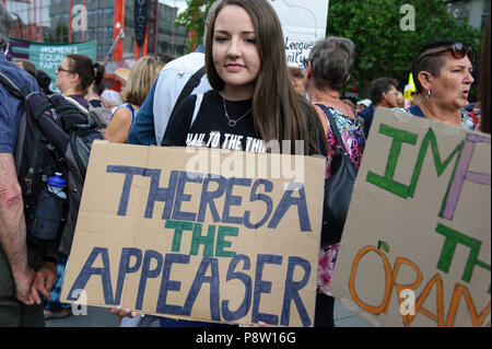 Sheffield, Regno Unito, 13 luglio 2018. La gente di Sheffield e unisciti alla 'Sheffield insieme contro Trump dimostrazione e Marzo" per protestare contro la visita del Presidente americano Donald Trump AL REGNO UNITO © Jeremy Abrahams / Alamy Live News Foto Stock