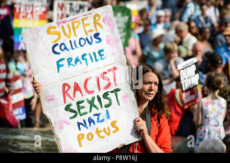 Sheffield, Regno Unito, 13 luglio 2018. La gente di Sheffield e unisciti alla 'Sheffield insieme contro Trump dimostrazione e Marzo" per protestare contro la visita del Presidente americano Donald Trump AL REGNO UNITO © Jeremy Abrahams / Alamy Live News Foto Stock