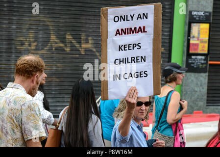 Sheffield, Regno Unito, 13 luglio 2018. La gente di Sheffield e unisciti alla 'Sheffield insieme contro Trump dimostrazione e Marzo" per protestare contro la visita del Presidente americano Donald Trump AL REGNO UNITO © Jeremy Abrahams / Alamy Live News Foto Stock