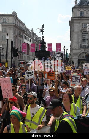 Londra, UK, 13 luglio 2018. Manifestanti marzo contro il presidente statunitense Donald Trump, portando le strade di Londra per un supporto ancora. Roland Ravenhill/ Alamy Live News. Foto Stock