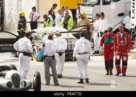 Goodwood, UK. 13 luglio 2018. Goodwood Festival of Speed pit fire della Lexus RC-F GT3 pilotato da Scott Pruett. Fuoco cominciato dopo Scott aveva intrattenuto folle nella classe di deriva durante la sessione del pomeriggio. Pur entrando nella zona pit Scott's Lexus ha preso fuoco - inizialmente di essere soffocata da un vicino-da marshall ma prontamente a partire di nuovo e in rapida crescita. Molti marshalls e un vicino conducente affrontato il fuoco in unisono, eventualmente portandolo sotto controllo. Credito: Matt Goddard/Alamy Live News Foto Stock