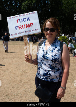 Londra, Regno Unito. 13 luglio 2018. Migliaia di manifestanti hanno marciato pacificamente attraverso il centro di Londra con il loro anti-trump cartelloni, banner e bandiere in segno di protesta di Donald Trump's visita.Credit: Ghene Snowdon/Alamy Live News Foto Stock