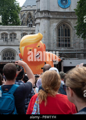 Londra, Regno Unito. 13 luglio 2018. Migliaia di manifestanti hanno marciato pacificamente attraverso il centro di Londra con il loro anti-trump cartelloni, banner e bandiere in segno di protesta di Donald Trump's visita.Credit: Ghene Snowdon/Alamy Live News Foto Stock