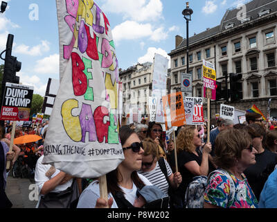 Londra, Regno Unito. 13 luglio 2018. Migliaia di manifestanti hanno marciato pacificamente attraverso il centro di Londra con il loro anti-trump cartelloni, banner e bandiere in segno di protesta di Donald Trump's visita.Credit: Ghene Snowdon/Alamy Live News Foto Stock