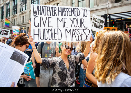 Londra/Regno Unito - Luglio 13, 2018: proteste contro Donald Trump continuare con un mese di marzo a Londra centrale terminante in Trafalgar Square per un rally. Sorrisi è venuto troppo. Credito: Martin Leitch/Alamy Live News Foto Stock