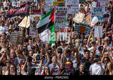 Londra, 13 Luglio 2018: Persone Folla a Trafalgar square per protestare contro il presidente americano Donald Trump visita al Regno Unito. La dimostrazione si sono riuniti circa 250 mila persone, il numero più grande da più di un decennio. Il mese di marzo è stata un occasione per esprimere molte preoccupazioni sociali. Credito: Michal Busko/Alamy Live News Foto Stock