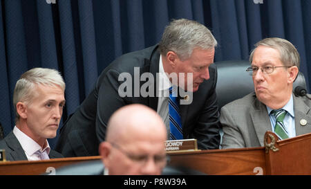 Rappresentante degli Stati Uniti Trey Gowdy (Repubblicano della Carolina del Sud), Presidente, noi Casa Comitato per la vigilanza e la riforma del governo, a sinistra rappresentante statunitense Mark Meadows (Repubblicano del North Carolina), centro e Rappresentante Bob Goodlatte (Repubblicano della Virginia), Presidente, noi Casa Comitato per il sistema giudiziario, destra, discutere i democratici la richiesta di liberare la porta chiusa trascrizione della FBI Vice Assistente regista Peter Strzok come testimonia nel corso di una audizione congiunta degli Stati Uniti Casa Comitato per il sistema giudiziario e la casa di noi Comitato per la vigilanza e la riforma del governo su "ov Foto Stock