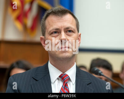 FBI Vice Assistente regista Peter Strzok testimonia nel corso di una audizione congiunta degli Stati Uniti Casa Comitato per il sistema giudiziario e la casa di noi Comitato per la vigilanza e la riforma del governo su "Supervisione del FBI e doj azioni che circonda il 2016 elezione' sul Campidoglio di Washington, DC il giovedì, luglio 12, 2018. Credito: Ron Sachs / CNP (restrizione: NO New York o New Jersey o giornali quotidiani nel raggio di 75 miglia da New York City) | utilizzo in tutto il mondo Foto Stock