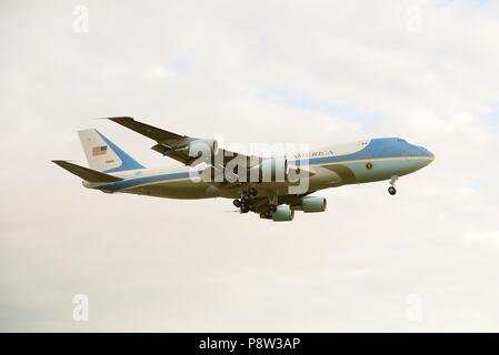 Glasgow, Regno Unito, 13th, luglio 2018. Glasgow Prestwick Airport, Scotland, Regno Unito. Stati Uniti d'America's Presidente Trump arriva in Scozia il Airforce uno durante un viaggio per il Regno Unito Foto Stock