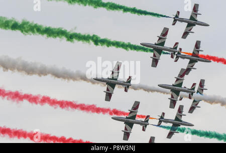 Fairford, UK, 13 luglio 2018. Quattro piani della Forza Aerea Italiana aerobatic team, le Frecce Tricolori, il primo giorno del 2018 Royal International Air Tattoo di Fairford, Inghilterra. Loro stanno volando sotto il fumo colorato prodotto da altri membri del team e a produrre il loro fumo (foto scattata il 13 luglio 2018) Credito: Ceri Breeze/Alamy NewsCredit Live: Ceri Breeze/Alamy Live News Foto Stock