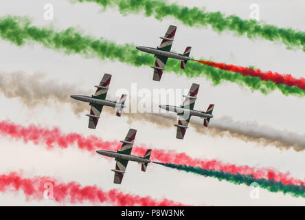 Fairford, UK, 13 luglio 2018. Quattro piani della Forza Aerea Italiana aerobatic team, le Frecce Tricolori, il primo giorno del 2018 Royal International Air Tattoo di Fairford, Inghilterra. Loro stanno volando sotto il fumo colorato prodotto da altri membri del team e a produrre il loro fumo (foto scattata il 13 luglio 2018) Credito: Ceri Breeze/Alamy NewsCredit Live: Ceri Breeze/Alamy Live News Foto Stock