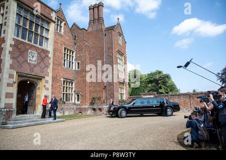 Londra, UK, 13 luglio 2018. U.S presidente Donald Trump è accolto dal Primo Ministro Theresa Maggio in arrivo per colloqui bilaterali al Chequers Luglio 12, 2018 nel Buckinghamshire, Inghilterra. Il Chequers si trova il paese di residenza del Primo Ministro. Credito: Planetpix/Alamy Live News Foto Stock