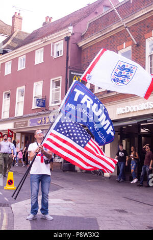 Un sostenitore di Trump detiene la bandiera Stars and Stripes, e la bandiera dei tre leoni durante una manifestazione contro la visita dei presidenti nel Regno Unito. UK Bridget Catterall Windsor, UK Alamy Live News UK Foto Stock