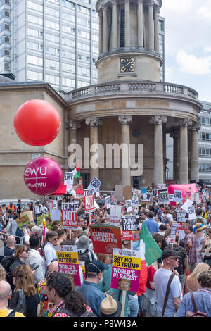 Regent Street, Londra, Regno Unito. Venerdì 13 Luglio 2018. Marcia di protesta contro la Donald Trump visitando il Regno Unito. Credito: Paolo Carstairs/Alamy Live News. Foto Stock