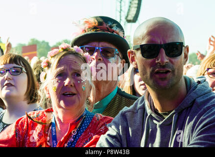 I frequentatori del festival in mezzo alla folla, godendo della musica all'Obelisco stadio a Latitude Festival, Henham Park, Suffolk, Inghilterra, 13 luglio 2018. Foto Stock