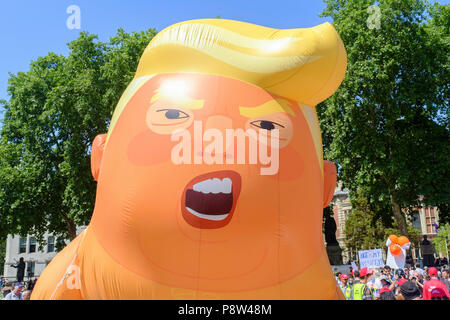 Londra, Regno Unito. 13 luglio 2018. Decine di migliaia di persone sono scese nelle strade del centro di Londra per protestare contro il presidente statunitense Donald Trump in visita al Regno Unito. Il Trump Baby Blimp gonfiabile volò sopra la piazza del Parlamento durante il giorno di protesta. Credito: mark phillips/Alamy Live News Foto Stock