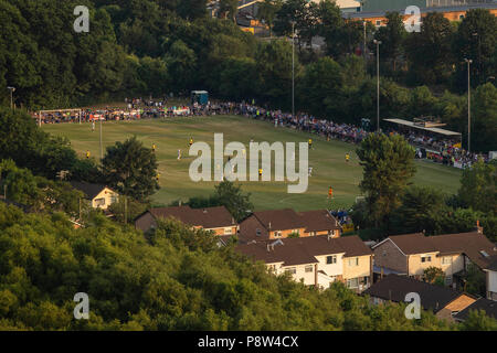 Taff ben, Wales, Regno Unito. 13 luglio 2018. Panoramica generale durante la pre-stagione amichevole tra Taff ben FC della Welsh League Division One e Cardiff City della Premier League a Rhiw'r Ddar stadium, Taff ben, Wales, Regno Unito. Credito: Mark Hawkins/Alamy Live News Foto Stock