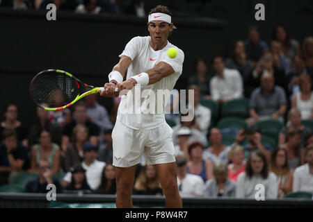 13 luglio 2018, All England Lawn Tennis e Croquet Club di Londra, Inghilterra; Wimbledon Tennis campionati, giorno 11; Rafael Nadal (ESP) durante il suo semi-finale di partita contro Novak Djokovic Foto Stock