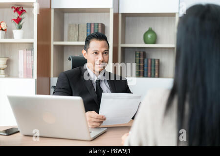 Il colloquio di lavoro - Foto di imprenditore asiatici ricorrente nel corso di ascoltare le risposte dei candidati. Foto Stock