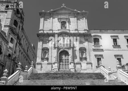 San Francesco è una delle molte nuove chiese costruite dopo la città di Noto è stata praticamente distrutta dal terremoto del 1693. In stile barocco Foto Stock