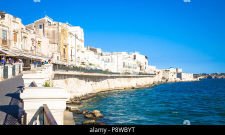 Siracusa, Italia - 18 Maggio 2018: vista della zona di Ortigia, il centro di Siracusa, Sicilia, all'inizio della stagione estiva Foto Stock