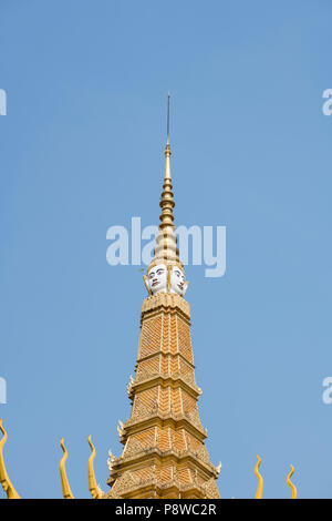 La guglia centrale con la testa bianca a quattro facce di Brahma incorona la sala del Trono del Palazzo reale di Phnom Penh, adagiata contro un cielo blu vivo, la Cambogia Foto Stock