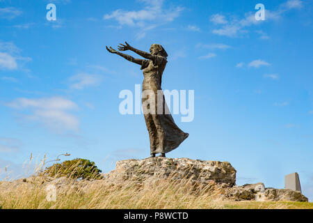 Il monumento in bronzo "in attesa sulla riva' in Rosses Point, nella contea di Sligo è un memoriale per i marittimi e i loro cari che hanno atteso per il loro ritorno in condizioni di sicurezza. Foto Stock