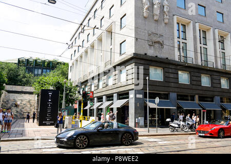 Via Manzoni, Milano: lo shopping di lusso street con i più famosi marchi della moda, in una giornata di sole Foto Stock