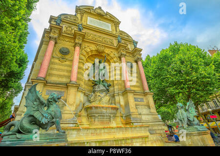 La Fontaine Saint-Michel è uno dei più monumentali fontane in Place Saint-Michel. Di fronte alla fontana, due che spruzza acqua dalla draghi. Vista prospettica. Parigi, Francia in Europa. Foto Stock