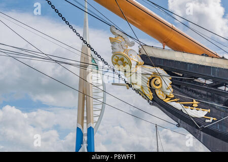 HMS Warrior Polena e Spinnaker Tower, Portsmouth Foto Stock