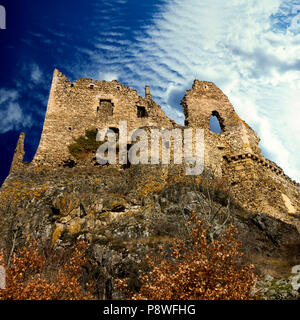 Vista da sotto le rovine del castello di saccheggio di Léotoing, Haute Loire department, Auvergne Francia, Europa Foto Stock