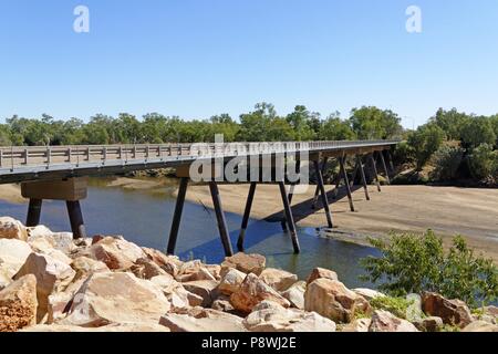 Il traffico su strada ponte sopra il fiume Fitzroy, Fitzroy Crossing, Kimberley,Northwest Australia | Utilizzo di tutto il mondo Foto Stock