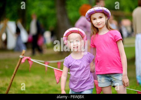 Due bambini vestiti con costumi principesse avendo divertimento all'aperto Foto Stock