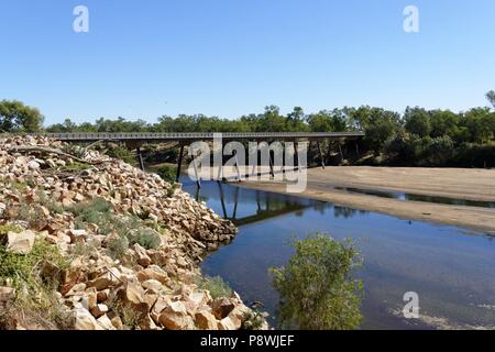 Il traffico su strada ponte sopra il fiume Fitzroy, Fitzroy Crossing, Kimberley,Northwest Australia | Utilizzo di tutto il mondo Foto Stock