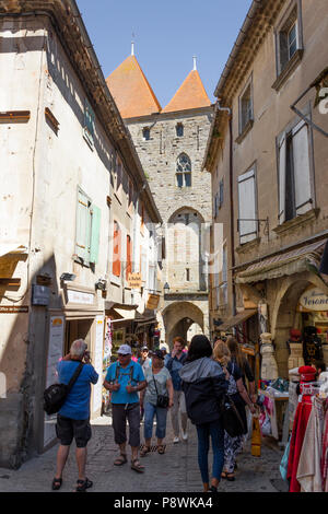 La Cité medievale di Carcassonne, dipartimento francese dell Aude, Regione Occitanie, Francia. I turisti tra i molti negozi di souvenir all'interno della città, Foto Stock