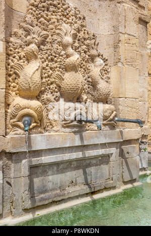 Narbonne; Occitanie Regione; Francia. San Giusto e St Cattedrale di Pasteur.; Cathédrale Saint-Just-et-Saint-Pasteur de Narbonne. Dettaglio della fontana a exter Foto Stock