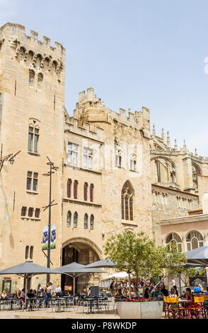 Place de l'Hôtel-de-Ville, Narbonne, Regione Occitanie, Francia. Il Palazzo dell'Arcivescovo. Foto Stock