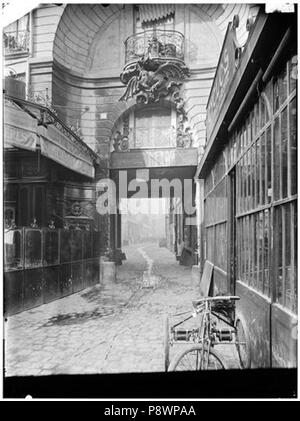 84 Cour du Dragon - vue sur cour - Paris 06 - Médiathèque de l'architecture et du patrimoine - APMH00037578 Foto Stock