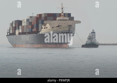 Il Pasha Vintage HAWAII (ex orizzonte linee), contenitore di nave, ORIZZONTE RELIENCE, immettendo il Los Angeles canale principale al gate degli angeli Faro. Foto Stock