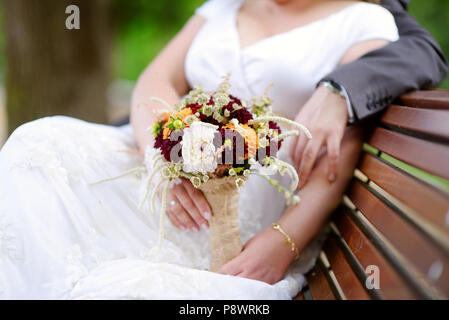 Sposa tenendo un bellissimo mazzo di nozze il giorno del matrimonio Foto Stock