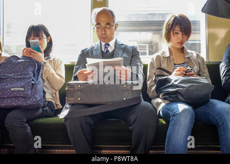 Pendolari sulla stazione Hankyu Kobe linea. Questo è uno dei tre principali commuter rail in linee di Kobe area di Osaka. Foto Stock