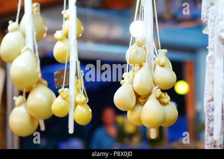 Ampia selezione di formaggi in italiano tipico mercato contadino Foto Stock