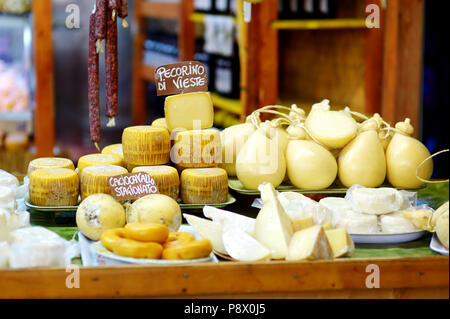 Ampia selezione di formaggi in italiano tipico mercato contadino Foto Stock