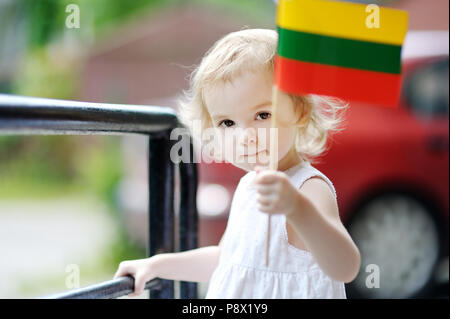 Adorabili toddler pensosa ragazza con bandiera lituana Foto Stock