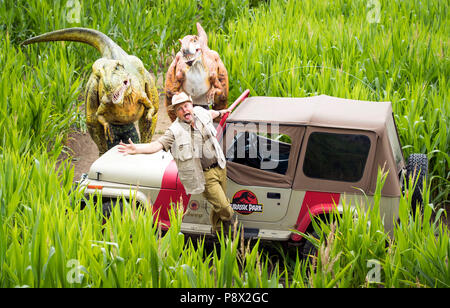 Agricoltore Tom Pearcy nel suo labirinto che forma un Jurassic scena in cinque acri di campo di piante di mais a York Maze per il XXV anniversario di Jurassic Park. Foto Stock