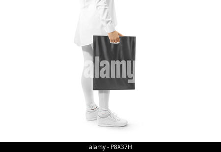 Vuoto in plastica nera Borsa mockup tenendo la mano. Donna attesa supporto scuro sac mock up. Grigio branding bagful modello. Shopping trasportare nel braccio di persone Foto Stock