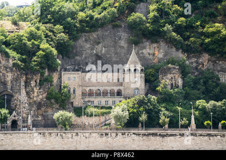 Vista frontale della collina Gellert grotta chiesa, situato vicino la fine di Buda il ponte della libertà, di fronte al famoso Bagno termale Gellert Foto Stock